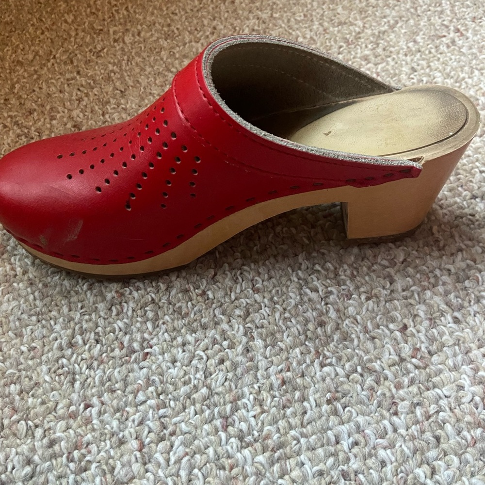 Beautiful Red Sven Clogs